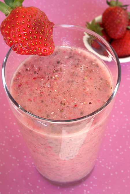 Strawberry Chia Smoothie | @OmNomAlly