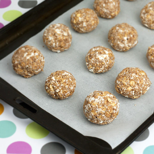 Almond & Cacao Freezer Protein Balls | @OmNomAlly