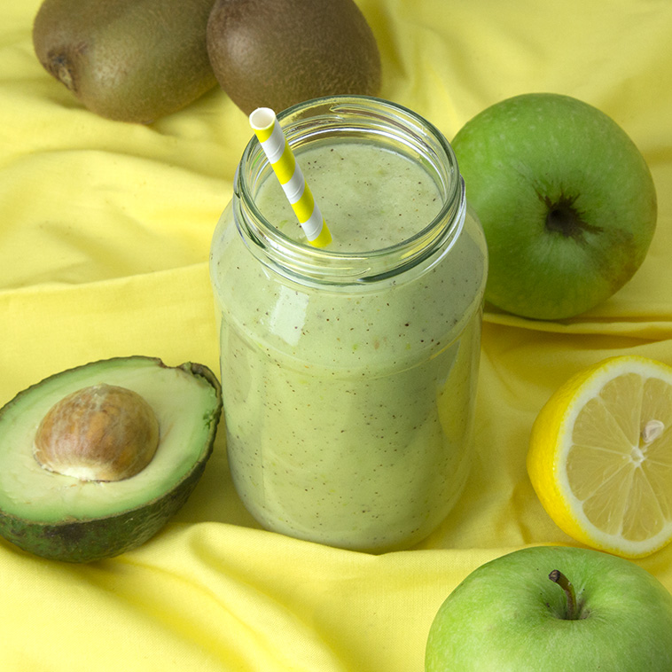 Creamy Kiwi Apple Smoothie | @OmNomAlly