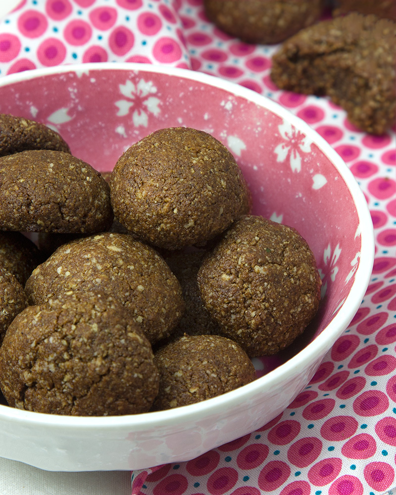 Soft Molasses Almond Cookies @OmNomAlly | This one bowl, baking recipe with almond meal, blackstrap molasses, coconut oil and spices ticks all the boxes for a delicious, nutritious and low-effort baking adventure.