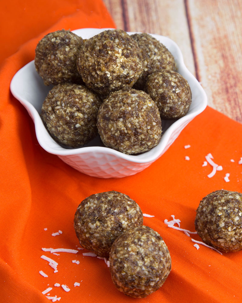 Turkish Apricot & Coconut Energy Balls @OmNomAlly