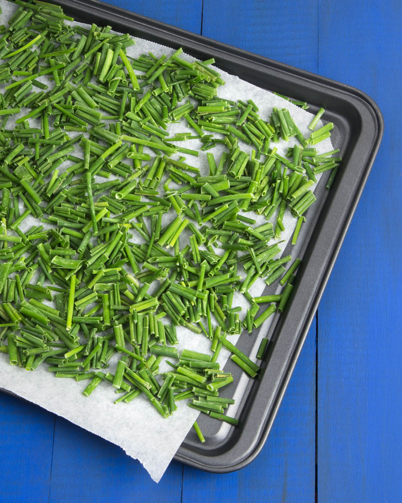 How to Freeze Fresh Chives (and how to use them) @OmNomAlly | It's incredibly easy to freeze fresh chives, so you can preserve the harvest whenever you have a glut of this flavourful herb.