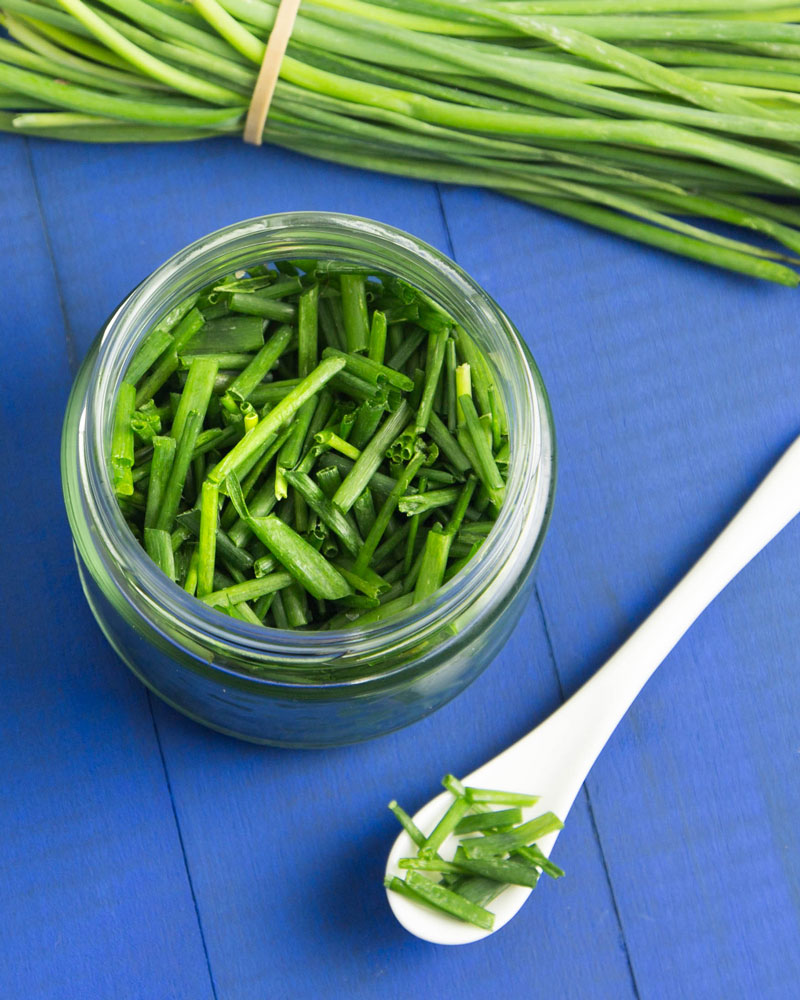 How to Freeze Fresh Chives (and how to use them) @OmNomAlly | It's incredibly easy to freeze fresh chives, so you can preserve the harvest whenever you have a glut of this flavourful herb.