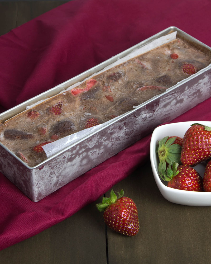 Paleo & Raw Choc Strawberry Fudge @OmNomAlly