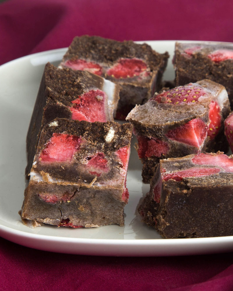 Paleo & Raw Choc Strawberry Fudge @OmNomAlly