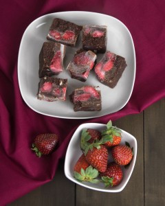 Paleo & Raw Choc Strawberry Fudge @OmNomAlly