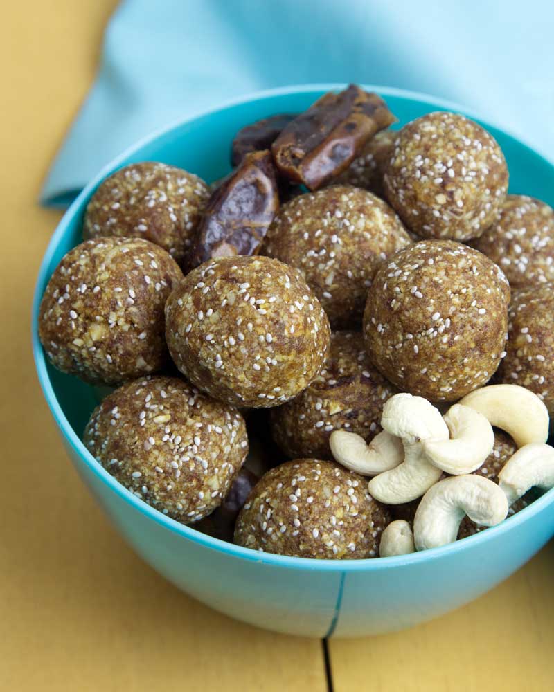 Salted Date and Cashew Energy Balls @OmNomAlly #RAW #VEGAN #GLUTENFREE #PALEO